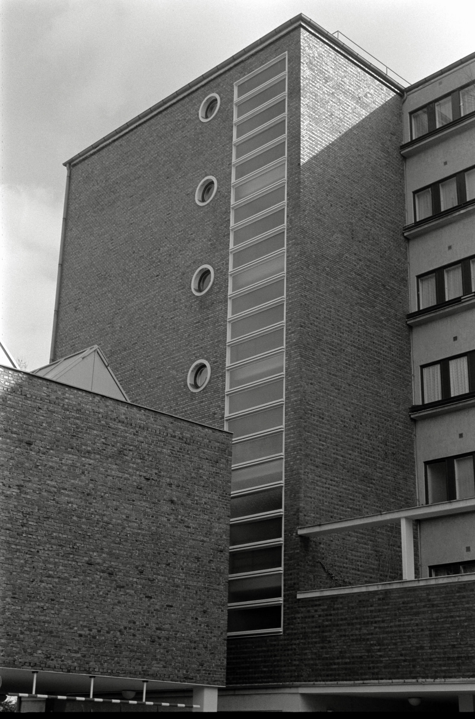 AHP F1993 03 006 sc240902 img16 NLP